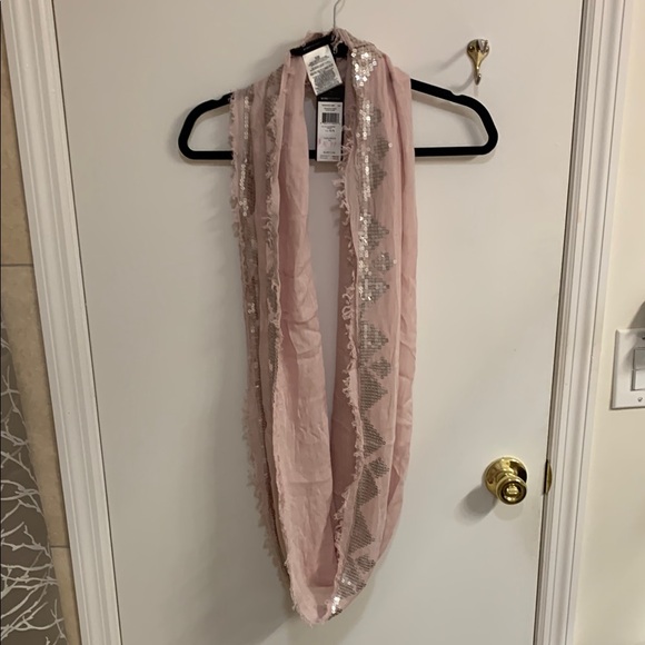 NWT Pink BCBG loop Scarf with Silver sequins Accents - Picture 1 of 8